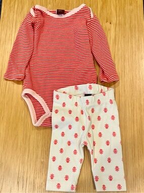 Tea Collection Cotton Bodysuit onesie with Cream Pants (3-6m)